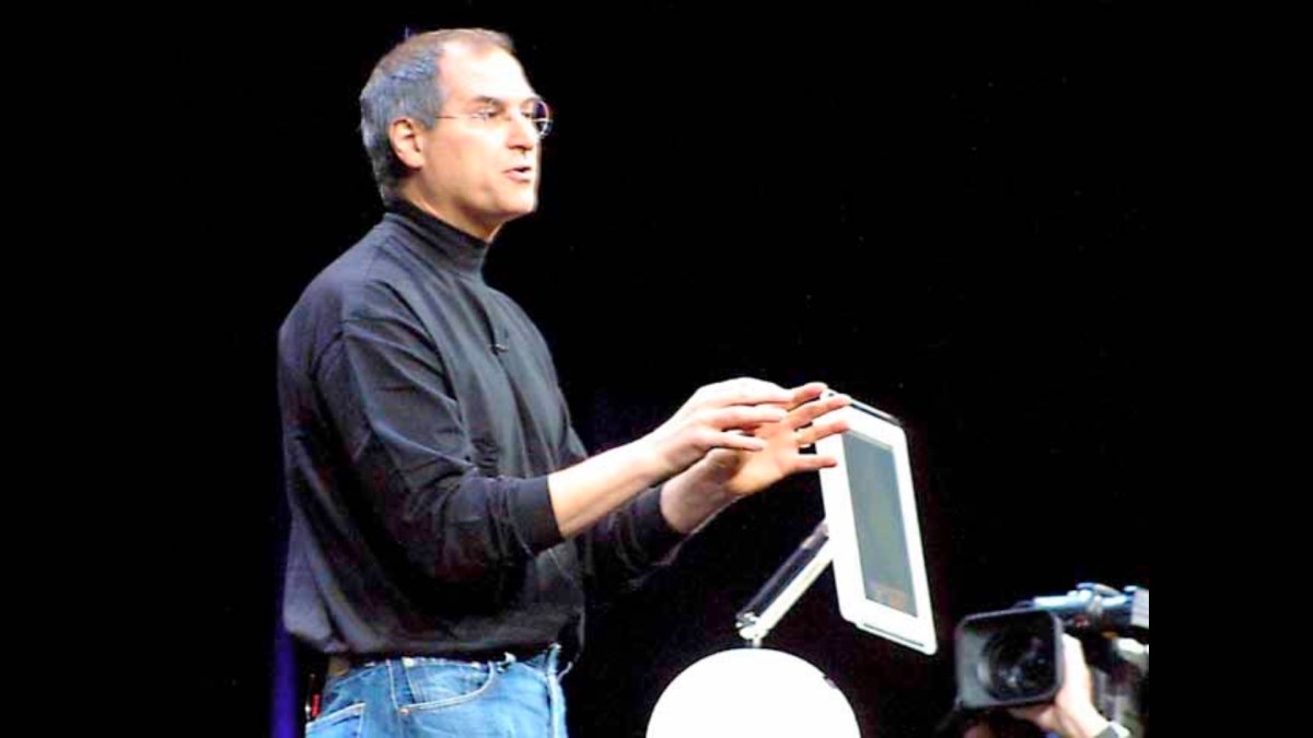 Steve Jobs et l'iMac G4. // Source : Apple Steve Jobs et l'iMac G4. // Source : Apple