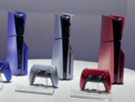 La PS5 Slim en rouge, bleu et argent // Source : Nicolas Lellouche pour Numerama