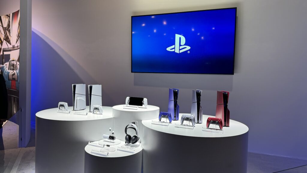La PS5 Slim en rouge, bleu et argent // Source : Nicolas Lellouche pour Numerama La PS5 Slim en rouge, bleu et argent // Source : Nicolas Lellouche pour Numerama