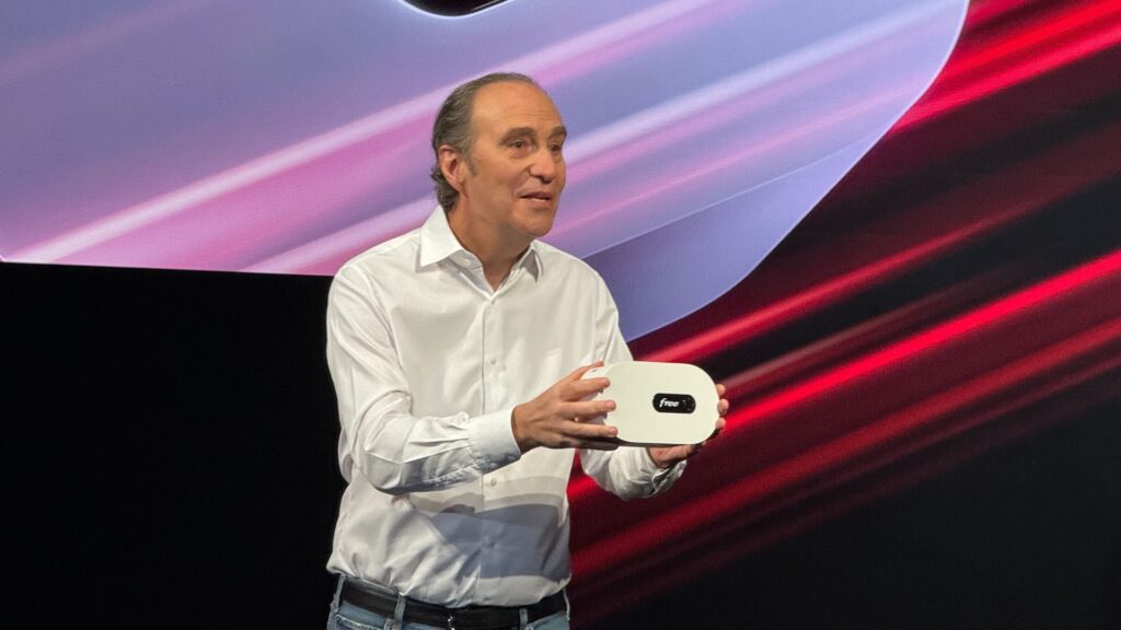 Xavier Niel et la Freebox Ultra // Source : Nicolas Lellouche pour Numerama Xavier Niel et la Freebox Ultra // Source : Nicolas Lellouche pour Numerama