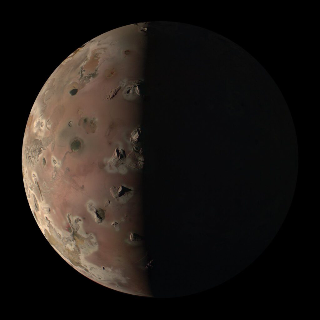 Les images de la lune Io de Jupiter, prises par la sonde Juno, colorisées. // Source : Nasa / Kevin M. Gill Les images de la lune Io de Jupiter, prises par la sonde Juno, colorisées. // Source : Nasa / Kevin M. Gill