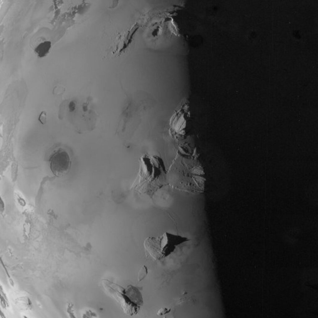 La lune Io, photographiée par Juno, en noir et blanc, de près. // Source : Nasa La lune Io, photographiée par Juno, en noir et blanc, de près. // Source : Nasa
