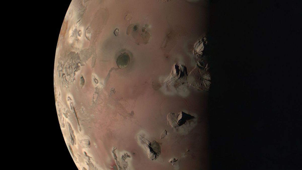 La lune Io de Jupiter, vue de très près, par la sonde Juno. // Source : Nasa / Kevin M. Gill La lune Io de Jupiter, vue de très près, par la sonde Juno. // Source : Nasa / Kevin M. Gill