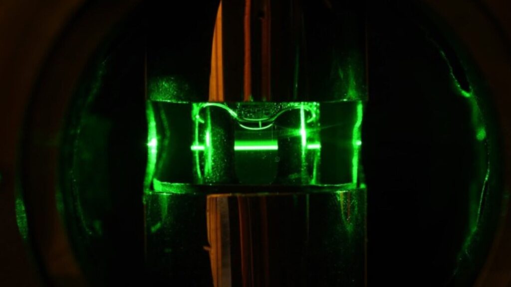 Des lasers pointés vers du verre pour en mesurer l'horloge interne. // Source : Till Brohmer/Nature Des lasers pointés vers du verre pour en mesurer l'horloge interne. // Source : Till Brohmer/Nature