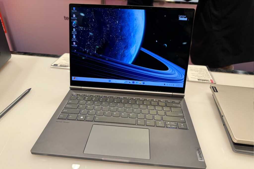 À première vue, le ThinkBook Plus Gen 5 Hybrid est un PC normal. À première vue, le ThinkBook Plus Gen 5 Hybrid est un PC normal.