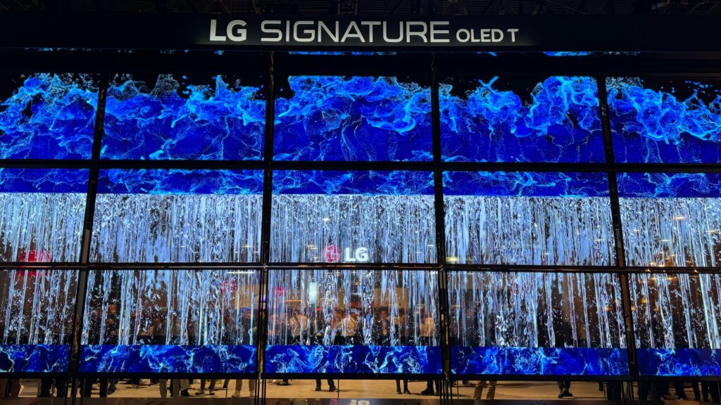Sur son stand, LG expose un mur d'écrans transparents. Une sorte de store déroulant permet de cacher la transparence. // Source : Numerama Sur son stand, LG expose un mur d'écrans transparents. Une sorte de store déroulant permet de cacher la transparence. // Source : Numerama