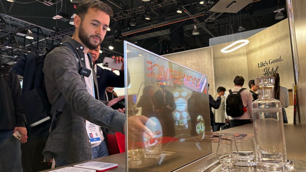 Toucher un écran transparent, ce n'est plus de la science fiction. La qualité d'affichage est étrangement bonne. // Source : Numerama Toucher un écran transparent, ce n'est plus de la science fiction. La qualité d'affichage est étrangement bonne. // Source : Numerama