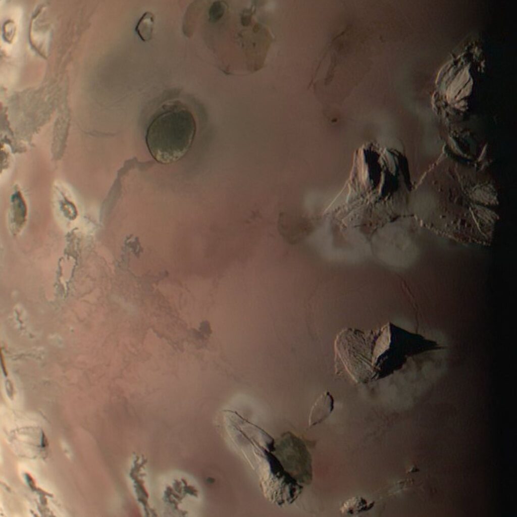 Zoom sur la surface de la lune volcanique de Jupiter, Io. // Source : Nasa / Kevin M. Gill Zoom sur la surface de la lune volcanique de Jupiter, Io. // Source : Nasa / Kevin M. Gill