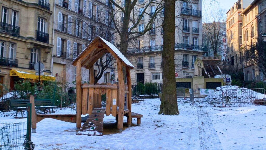 De la neige à Paris début 2023, ici à côté de Lamarck Caulaincourt. // Source : Marcus Dupont-Besnard De la neige à Paris début 2023, ici à côté de Lamarck Caulaincourt. // Source : Marcus Dupont-Besnard