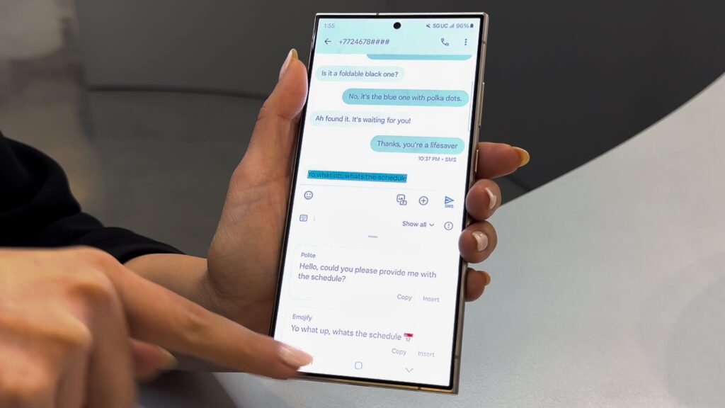 Le clavier Samsung propose différentes versions d'un message, pour affiner sa manière de dire les choses. Le clavier Samsung propose différentes versions d'un message, pour affiner sa manière de dire les choses.