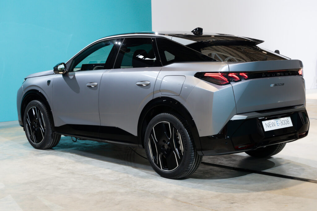 Le Peugeot e-3008 // Source : Peugeot Le Peugeot e-3008 // Source : Peugeot