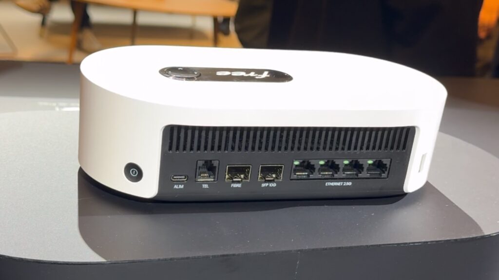 Les ports à l'arrière de la Freebox Ultra. // Source : Numerama Les ports à l'arrière de la Freebox Ultra. // Source : Numerama
