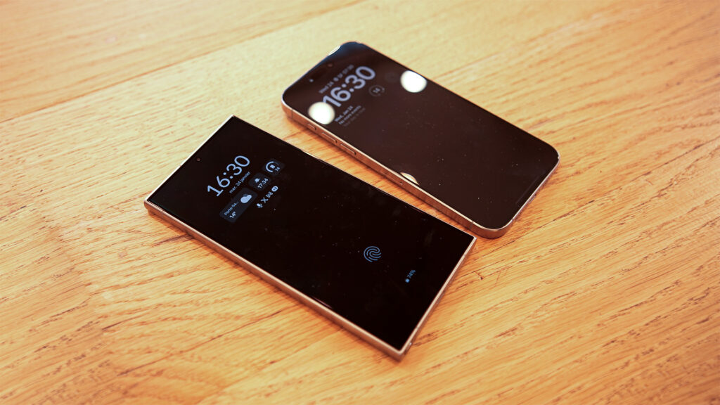 Le Samsung Galaxy S24 Ultra à gauche, l'iPhone 15 Pro Max à droite. // Source : Numerama Le Samsung Galaxy S24 Ultra à gauche, l'iPhone 15 Pro Max à droite. // Source : Numerama