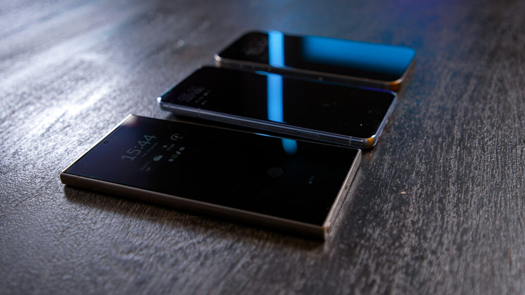 De noir, la différence se voit moins. Mais la lumière n'est quasiment pas refletée par le S24 Ultra, à gauche. // Source : Numerama De noir, la différence se voit moins. Mais la lumière n'est quasiment pas refletée par le S24 Ultra, à gauche. // Source : Numerama