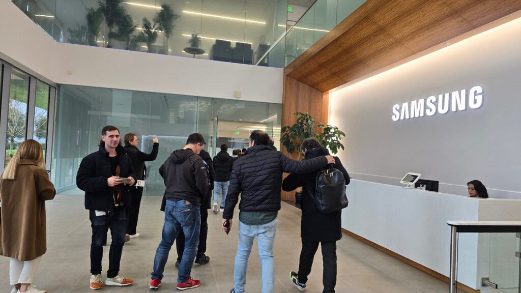 Les bureaux de Samsung sont modernes, sans être insolites. Les bureaux de Samsung sont modernes, sans être insolites.