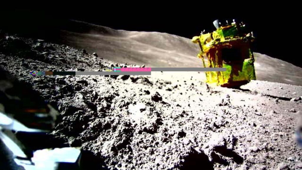 La mission SLIM sur la Lune. // Source : JAXA/Takara Tomy/Sony Group Corporation/Doshisha University (photo recadrée) La mission SLIM sur la Lune. // Source : JAXA/Takara Tomy/Sony Group Corporation/Doshisha University (photo recadrée)