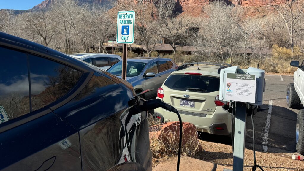 À Zion, nous avons trouvé une borne J772 sur un parking. Puisqu'elle intégrait le câble, nous avons pu recharger avec l'adaptateur. // Source : Numerama À Zion, nous avons trouvé une borne J772 sur un parking. Puisqu'elle intégrait le câble, nous avons pu recharger avec l'adaptateur. // Source : Numerama