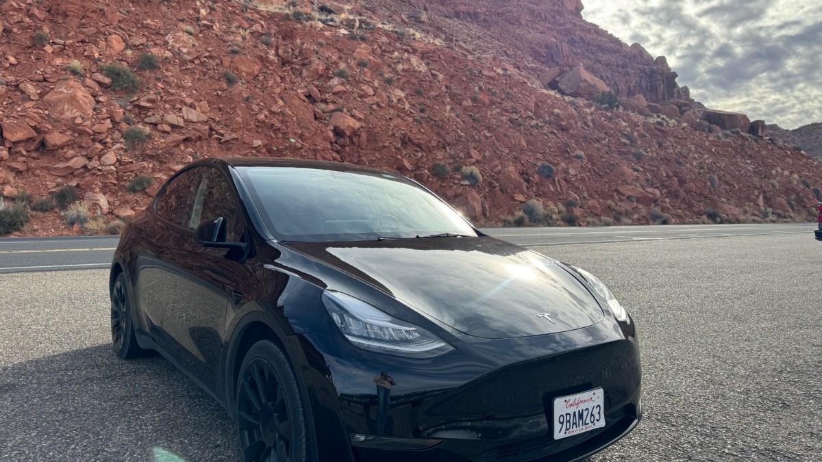 La Tesla et un canyon. // Source : Numerama La Tesla et un canyon. // Source : Numerama