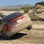 Tesla emportée par une innondation de la route dans le Mojave // Source : Twitter @MojaveNPS