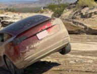 Tesla emportée par une innondation de la route dans le Mojave // Source : Twitter @MojaveNPS Tesla emportée par une innondation de la route dans le Mojave // Source : Twitter @MojaveNPS