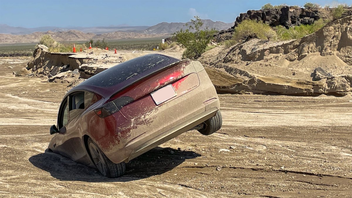 Tesla emportée par une innondation de la route dans le Mojave // Source : Twitter @MojaveNPS Tesla emportée par une innondation de la route dans le Mojave // Source : Twitter @MojaveNPS