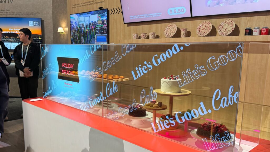 Imaginez un Starbucks où la vitrine est un écran. C'est possible avec les écrans de LG Display. Imaginez un Starbucks où la vitrine est un écran. C'est possible avec les écrans de LG Display.