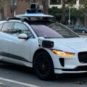 Le véhicule Waymo One lors de son arrivée, avec mes initiales sur le toit. // Source : Numerama Le véhicule Waymo One lors de son arrivée, avec mes initiales sur le toit. // Source : Numerama