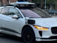 Le véhicule Waymo One lors de son arrivée, avec mes initiales sur le toit. // Source : Numerama Le véhicule Waymo One lors de son arrivée, avec mes initiales sur le toit. // Source : Numerama