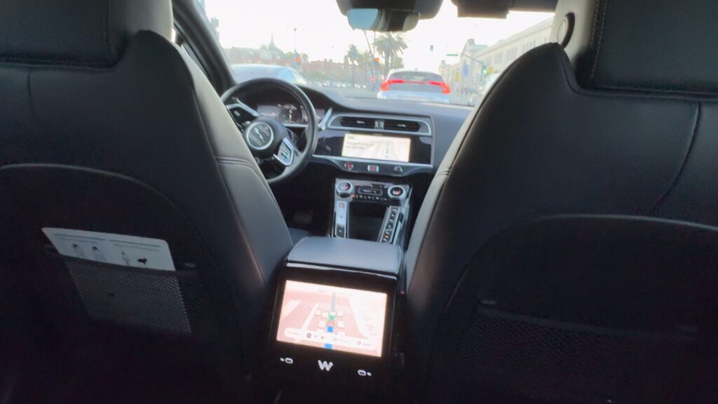 De mon point de vue, je vois un siège conducteur vide, un écran avant qui me dit l'heure d'arrivée et un écran tactile pour donner des instructions. De mon point de vue, je vois un siège conducteur vide, un écran avant qui me dit l'heure d'arrivée et un écran tactile pour donner des instructions.