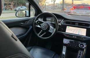 Une voiture sans chauffeur, c'est normal en Californie.  // Source : Numerama