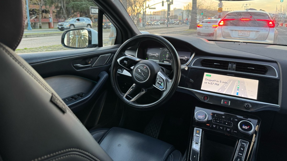 Une voiture sans chauffeur, c'est normal en Californie. // Source : Numerama Une voiture sans chauffeur, c'est normal en Californie. // Source : Numerama