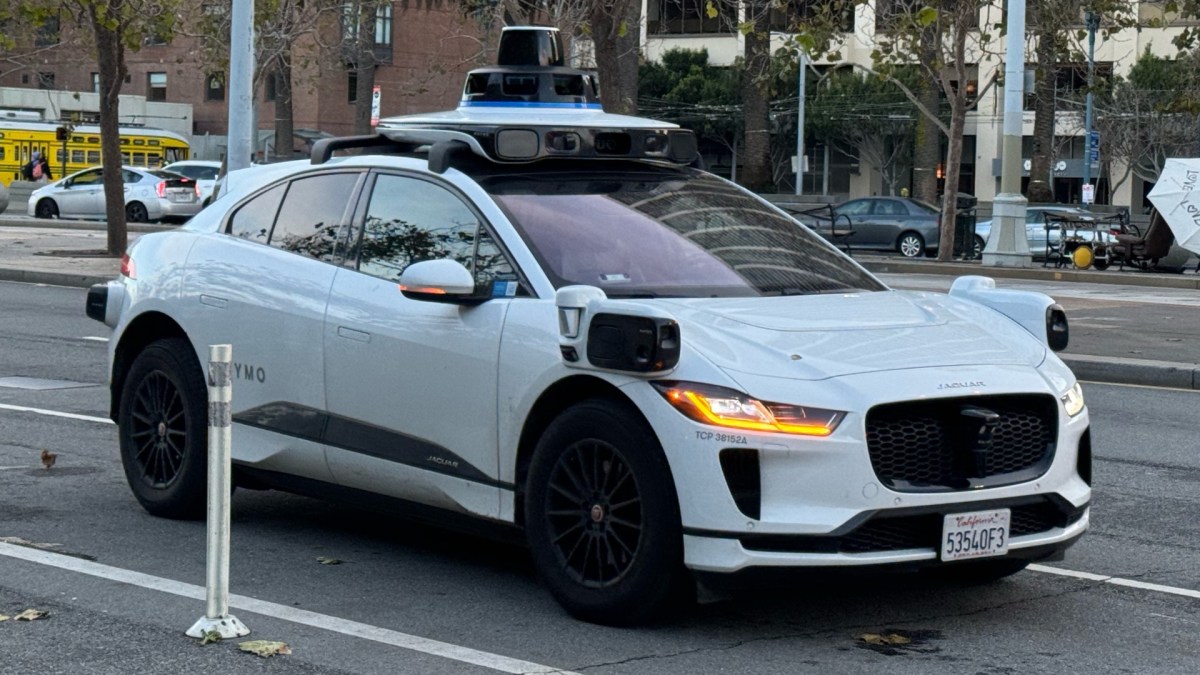 Le véhicule Waymo One lors de son arrivée, avec mes initiales sur le toit. // Source : Numerama Le véhicule Waymo One lors de son arrivée, avec mes initiales sur le toit. // Source : Numerama