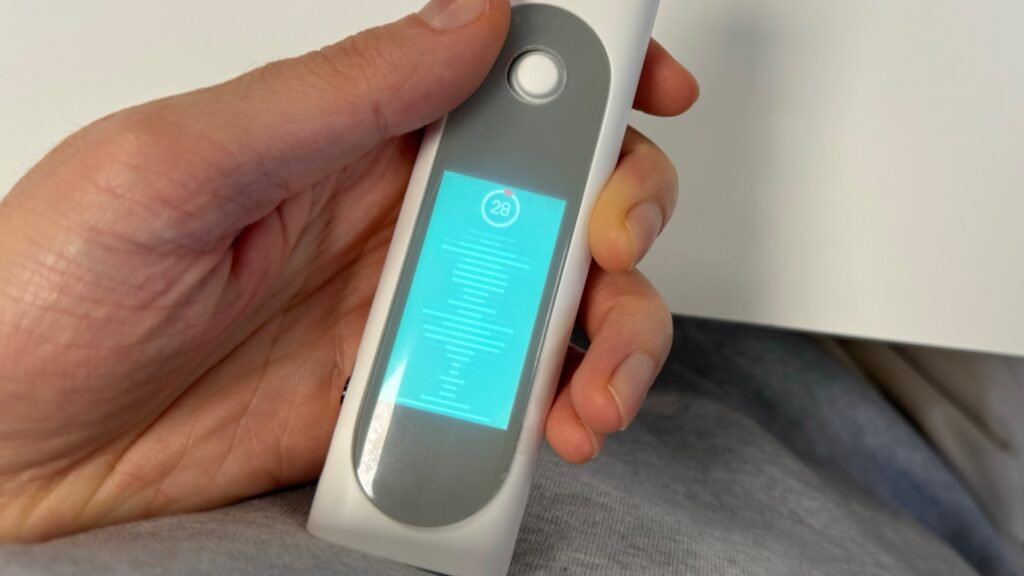 Pour écouter son cœur avec le Withings BeamO, on le positionne contre son torse. // Source : Numerama Pour écouter son cœur avec le Withings BeamO, on le positionne contre son torse. // Source : Numerama