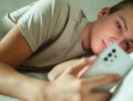 Un adolescent sur son smartphone. // Source : Canva Un adolescent sur son smartphone. // Source : Canva