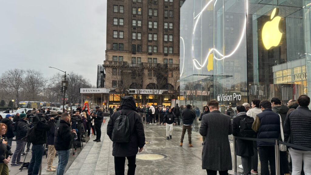 Le monde à l'entrée de l'Apple Store, redécoré pour l'occasion. Le monde à l'entrée de l'Apple Store, redécoré pour l'occasion.