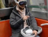 L'Apple Vision Pro dans le métro à Paris. // Source : Numerama