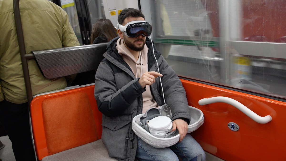 L'Apple Vision Pro dans le métro à Paris. // Source : Numerama L'Apple Vision Pro dans le métro à Paris. // Source : Numerama