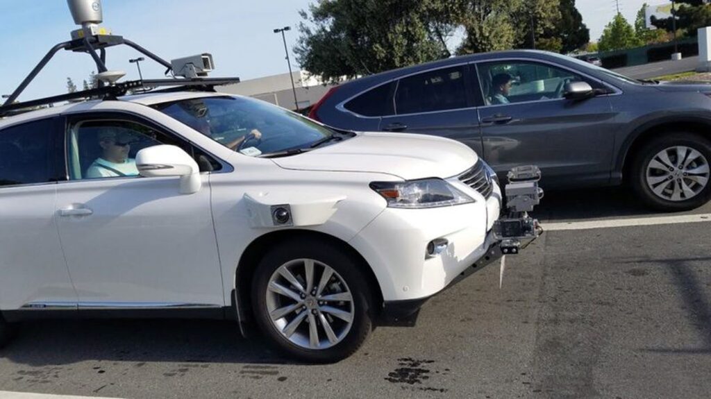 En Californie, croiser ce véhicule avec des caméras et des LiDAR sur le toit n'est pas rare. Il s'agit d'un prototype Apple, qui utilise le véhicule d'une marque concurrente, pour tester le logiciel de l'Apple Car. En Californie, croiser ce véhicule avec des caméras et des LiDAR sur le toit n'est pas rare. Il s'agit d'un prototype Apple, qui utilise le véhicule d'une marque concurrente, pour tester le logiciel de l'Apple Car.