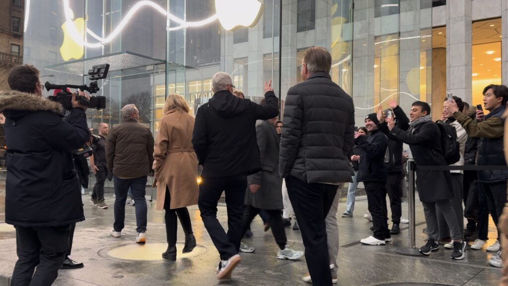 Pour Tim Cook, la pression sur ce lancement est grande. Pour Tim Cook, la pression sur ce lancement est grande.