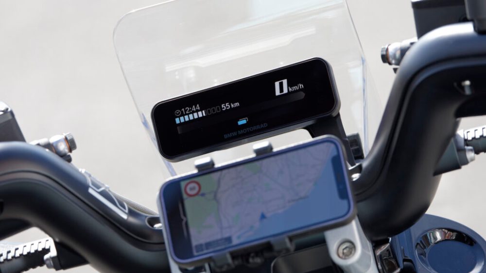 On peut caler son smartphone à l'avant du BMW CE-02 // Source : BMW On peut caler son smartphone à l'avant du BMW CE-02 // Source : BMW