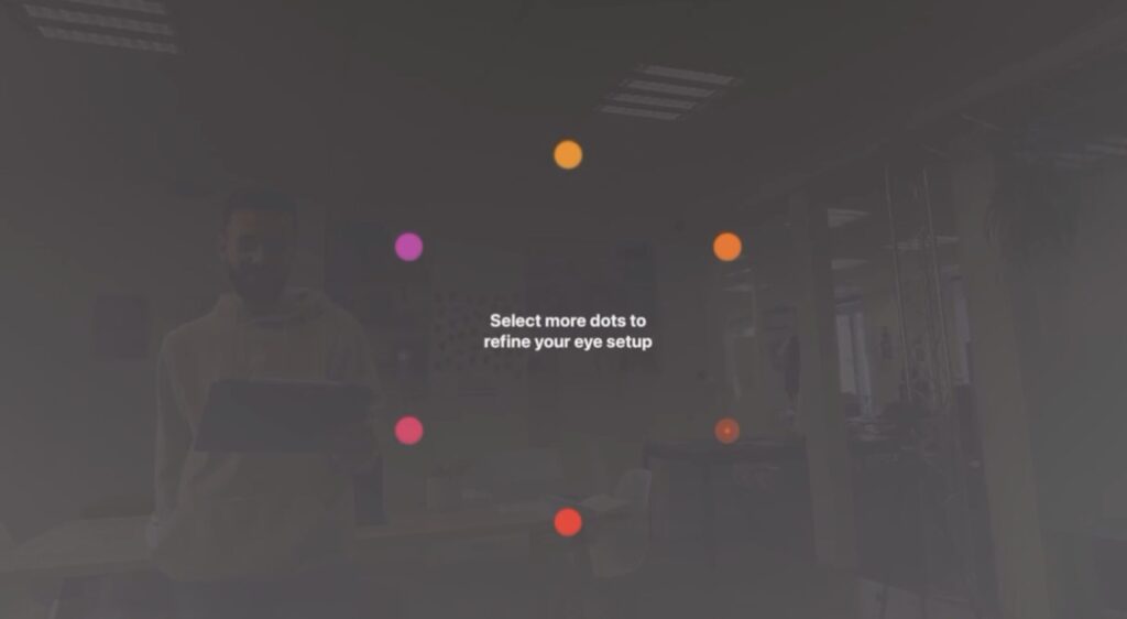 Quand on met le Vision Pro pour la première fois, la seule configuration obligatoire est le suivi des yeux. On regarde des points pour les sélectionner. Difficile de ne pas être bluffé par la rapidité. Quand on met le Vision Pro pour la première fois, la seule configuration obligatoire est le suivi des yeux. On regarde des points pour les sélectionner. Difficile de ne pas être bluffé par la rapidité.
