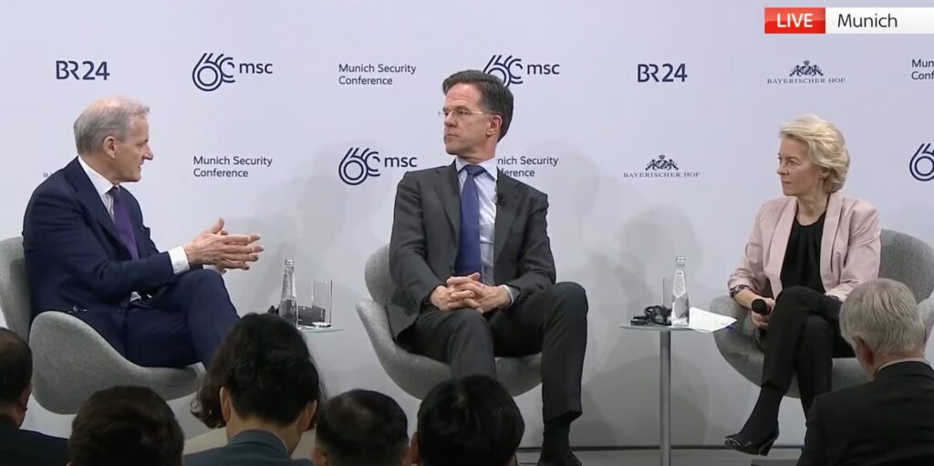 De gauche à droite, Jonas Gahr Støre,Mark Rutte et Ursula Von Der Leyen. // Source : YouTube / SkyNews De gauche à droite, Jonas Gahr Støre,Mark Rutte et Ursula Von Der Leyen. // Source : YouTube / SkyNews