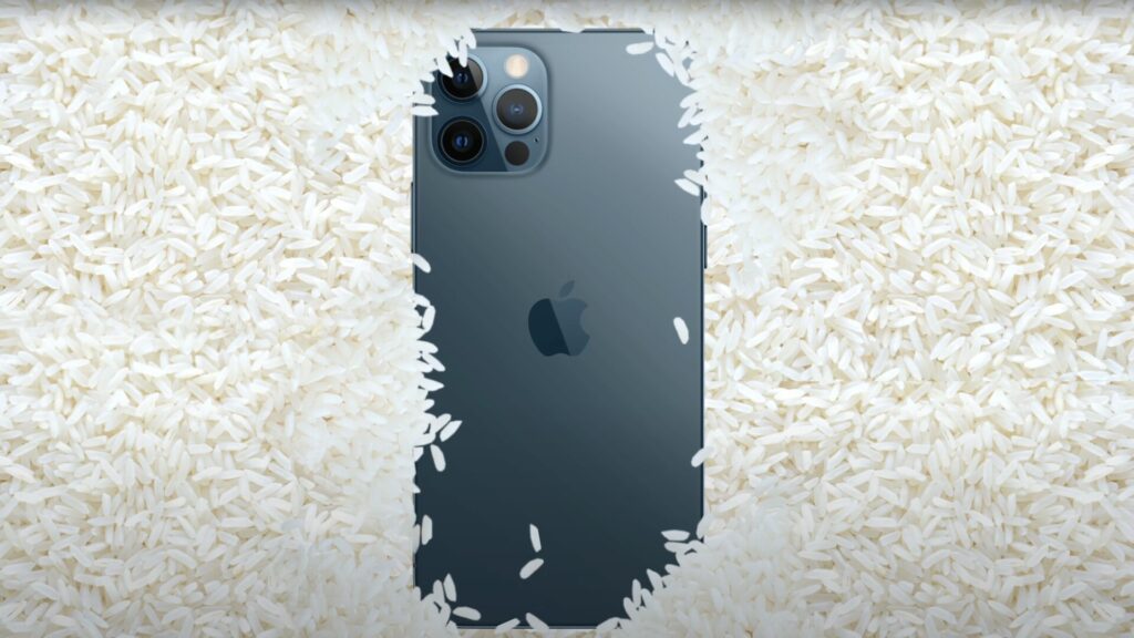 iPhone dans du riz // Source : Capture d'écran YouTube iPhone dans du riz // Source : Capture d'écran YouTube