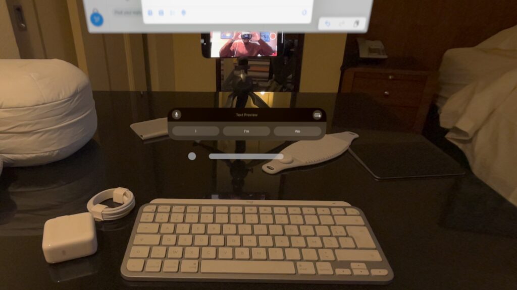 Quand on utilise un clavier, on peut disposer une petite fenêtre flottante au-dessus des touches pour voir ce que l'on écrit. On peut la toucher pour choisir un mot suggéré. Quand on utilise un clavier, on peut disposer une petite fenêtre flottante au-dessus des touches pour voir ce que l'on écrit. On peut la toucher pour choisir un mot suggéré.