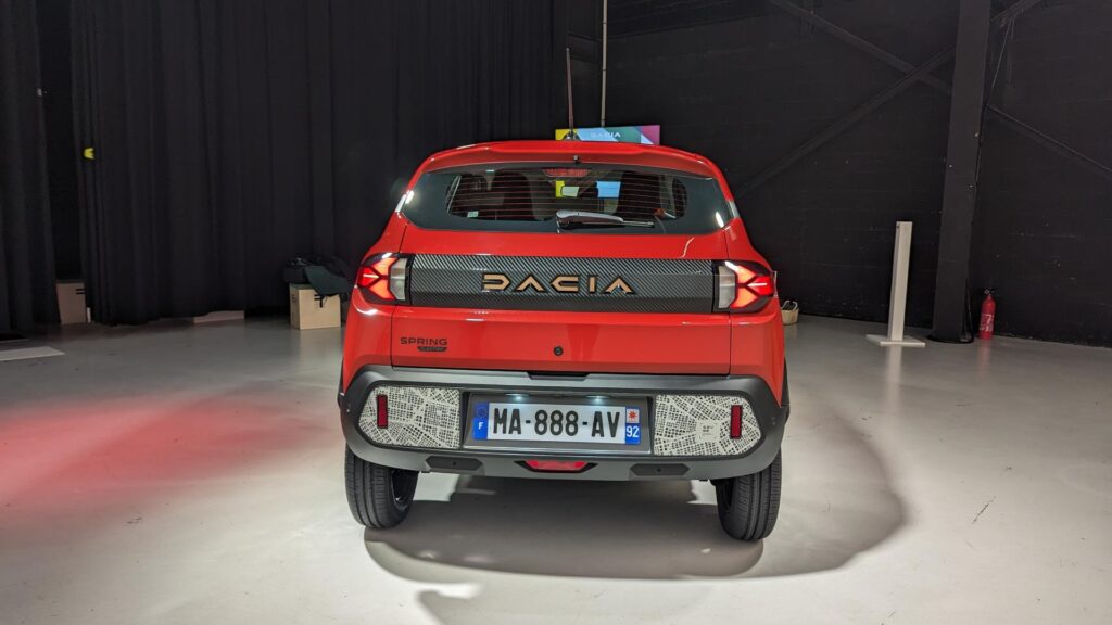 Arrière de la nouvelle Dacia Spring // Source : Raphaelle Baut pour Numerama Arrière de la nouvelle Dacia Spring // Source : Raphaelle Baut pour Numerama