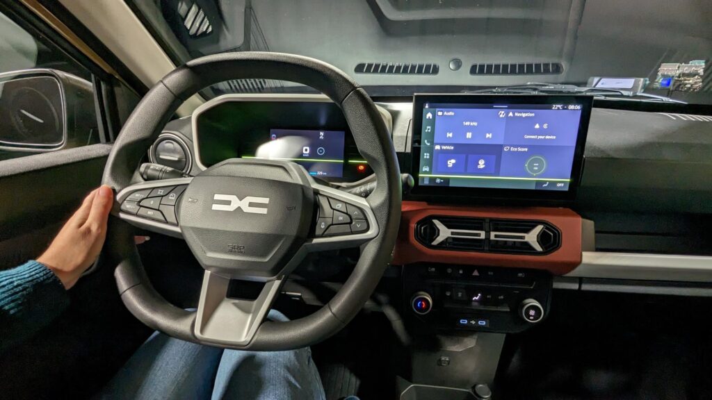 Au volant de la Dacia Spring 2024 // Source : Raphaelle Baut pour Numerama Au volant de la Dacia Spring 2024 // Source : Raphaelle Baut pour Numerama