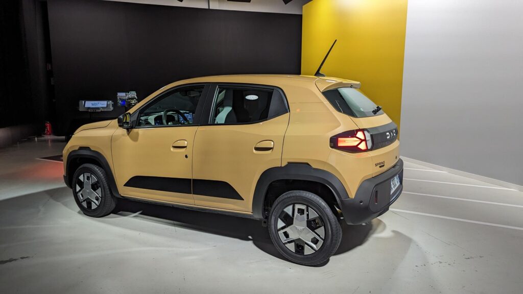 La Dacia Spring dans ce nouveau coloris beige // Source : Raphaelle Baut pour Numerama La Dacia Spring dans ce nouveau coloris beige // Source : Raphaelle Baut pour Numerama