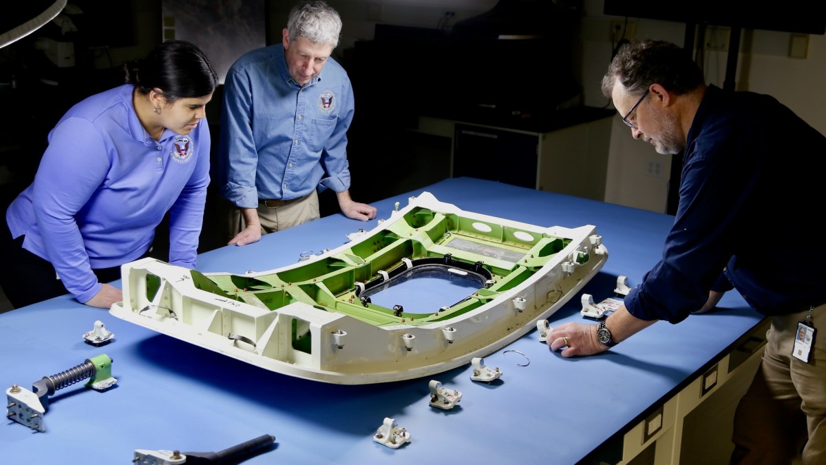 Les enquêteurs de la NTSB examinent la porte du Boeing 737 Max // Source : NTSB Les enquêteurs de la NTSB examinent la porte du Boeing 737 Max // Source : NTSB