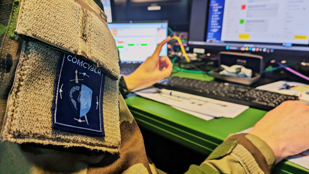 L'armée forme des étudiants lors de grand exercice de cyberguerre. // Source : Numerama L'armée forme des étudiants lors de grand exercice de cyberguerre. // Source : Numerama