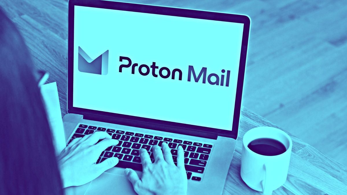 Attention à ce mail de phishing. // Source : Canva / Proton Attention à ce mail de phishing. // Source : Canva / Proton